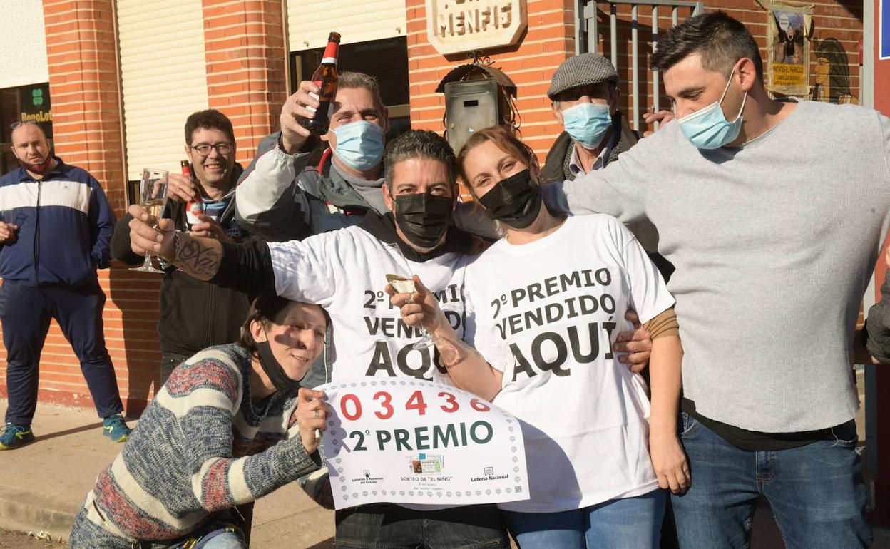 La agraciada con un segundo premio en Cigales brinda con familiares y amigos. 