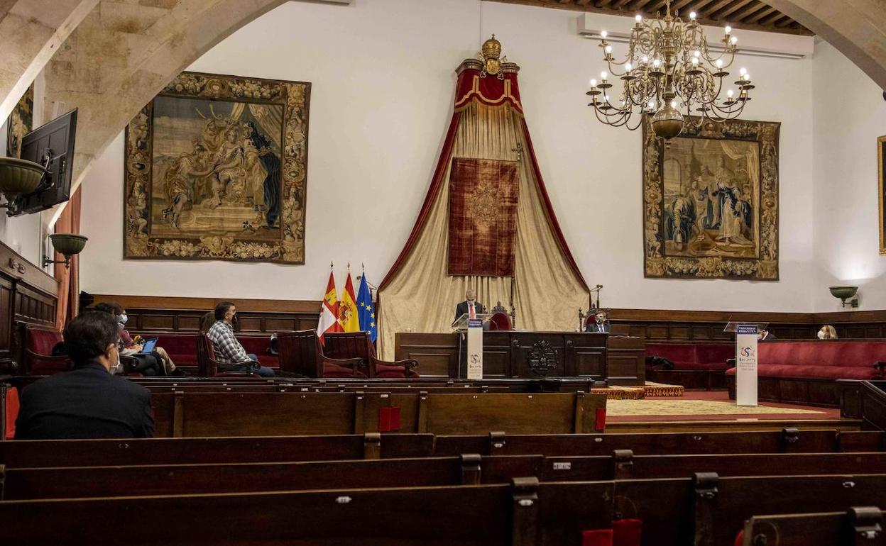 Reunión del Claustro el pasado 17 de diciembre, que combinó el formato presencial con el telemático.