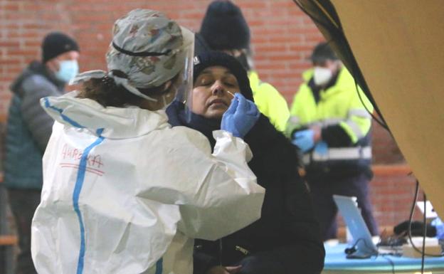 Las carpas desplegadas en el pabellón de Cistierna permiten desarrollar el cribado. 