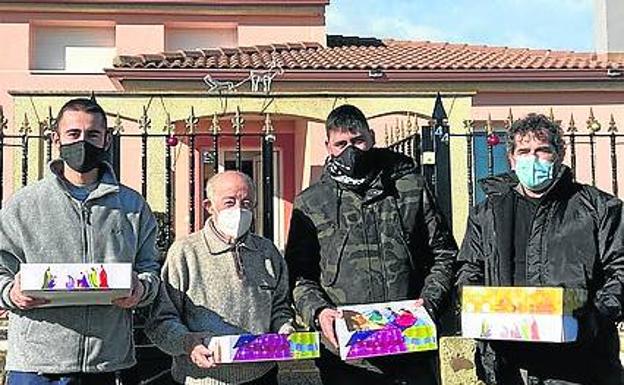 Entrega de uno de los roscones este martes. 