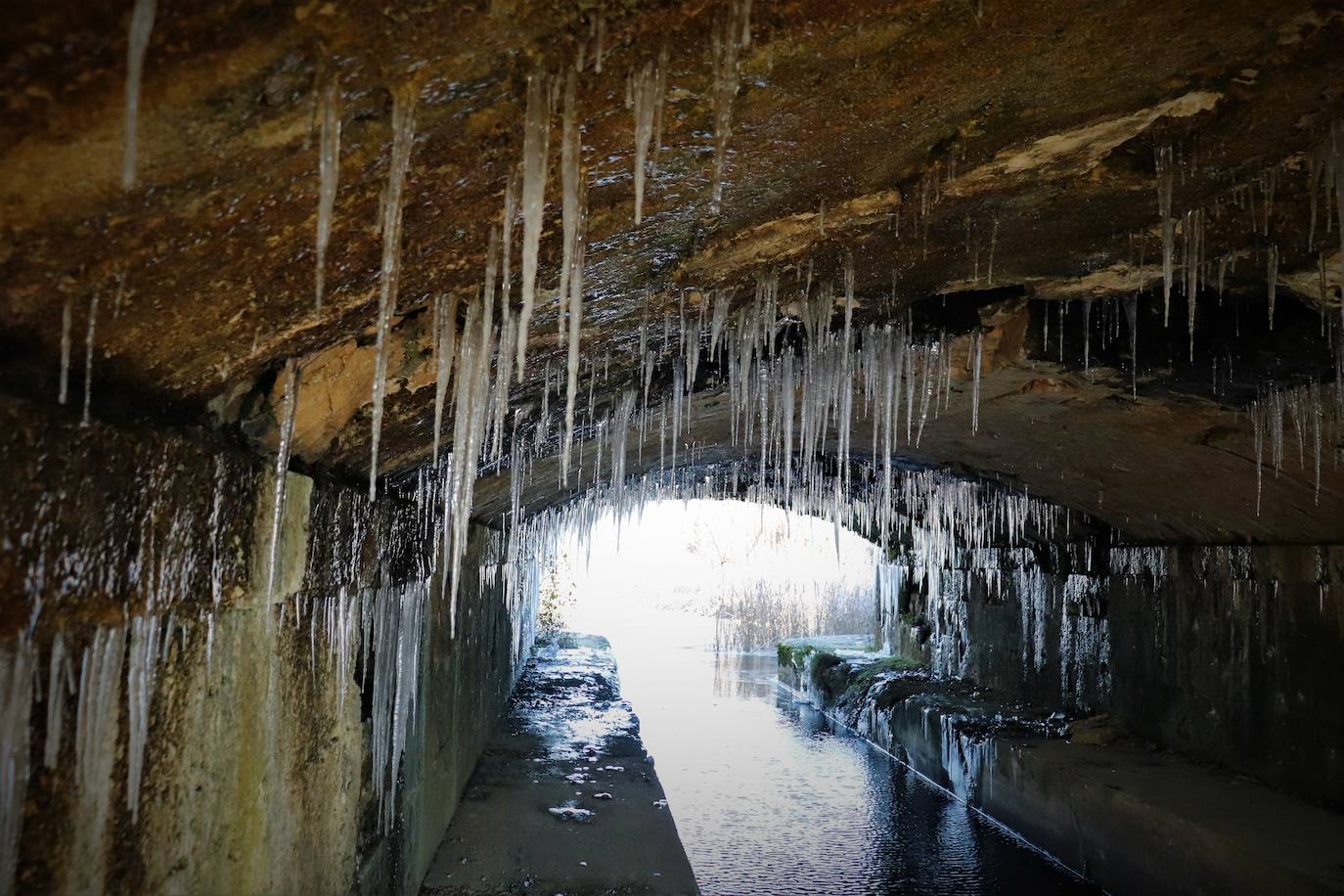 Carámbanos de hielo en el acueducto por el que discurre el canal.