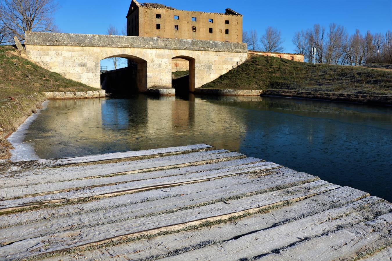 Fotos: El Canal de Castilla amanece helado en Medina de Rioseco