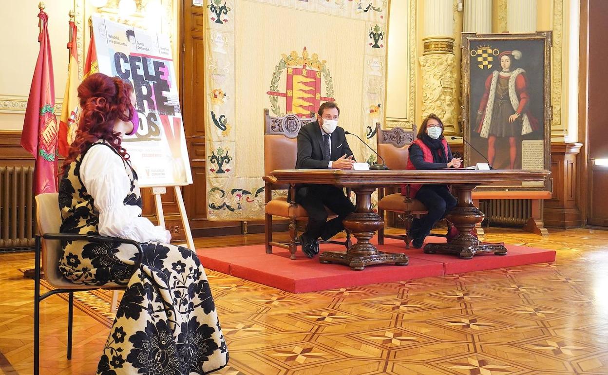 Óscar Puente y Paz Altés presentaron el programa ante la atenta mirada de la espía Ángela Palafox. 