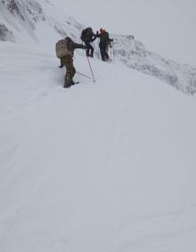 Imagen secundaria 2 - Raquetas y esquíes para un relevo a pie en la base militar burgalesa de Lunada, aislada por la nieve