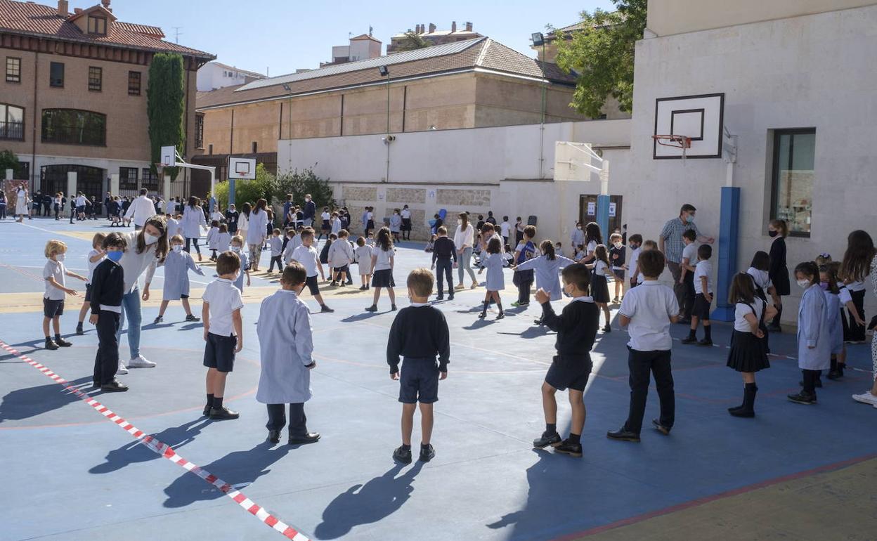 Alumnos de un colegio a la hora del recreo.