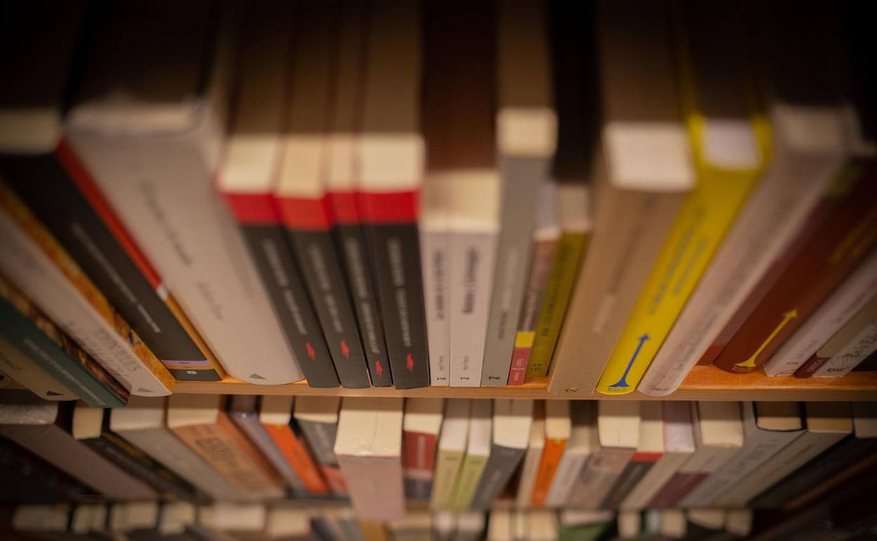 Estante de una librería