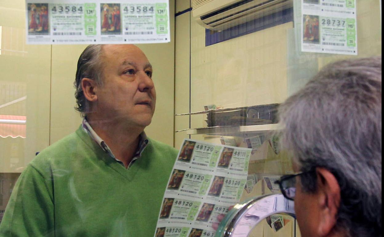 Imagen de archivo de Antonio Pajón, tras el mostrador de la administración de lotería que regenta en Segovia. 