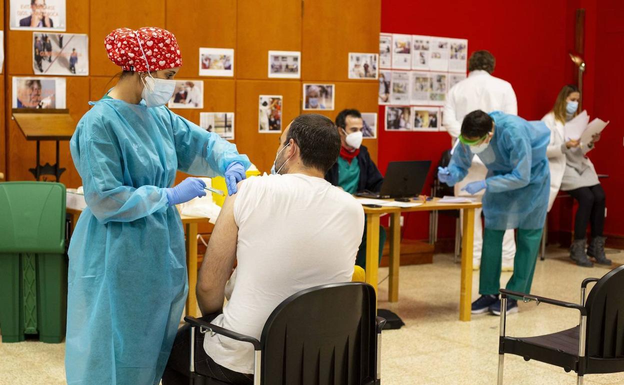 Vacunación en la residencia Cardenal Marcelo de Valladolid. 