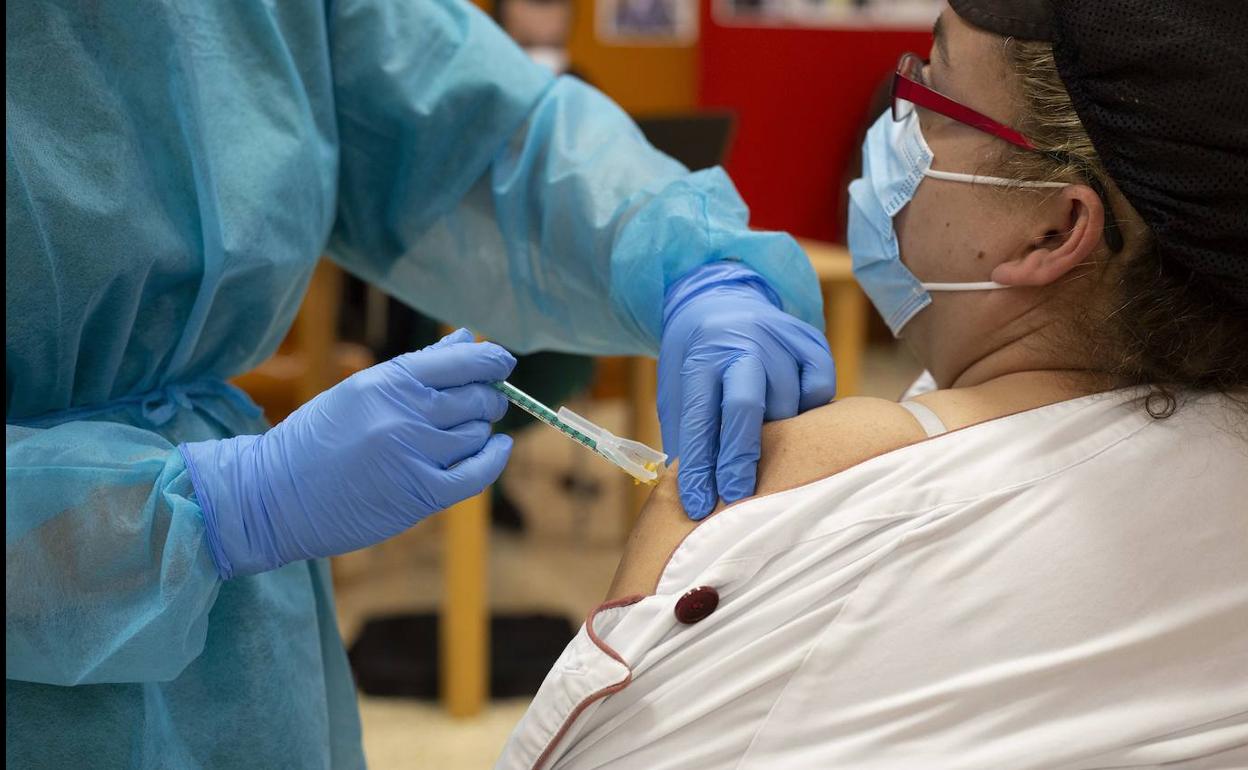 Una mujer recibe la vacuna de Pfizer contra el coronavirus en la residencia Cardenal Marcelo de Valladolid. 