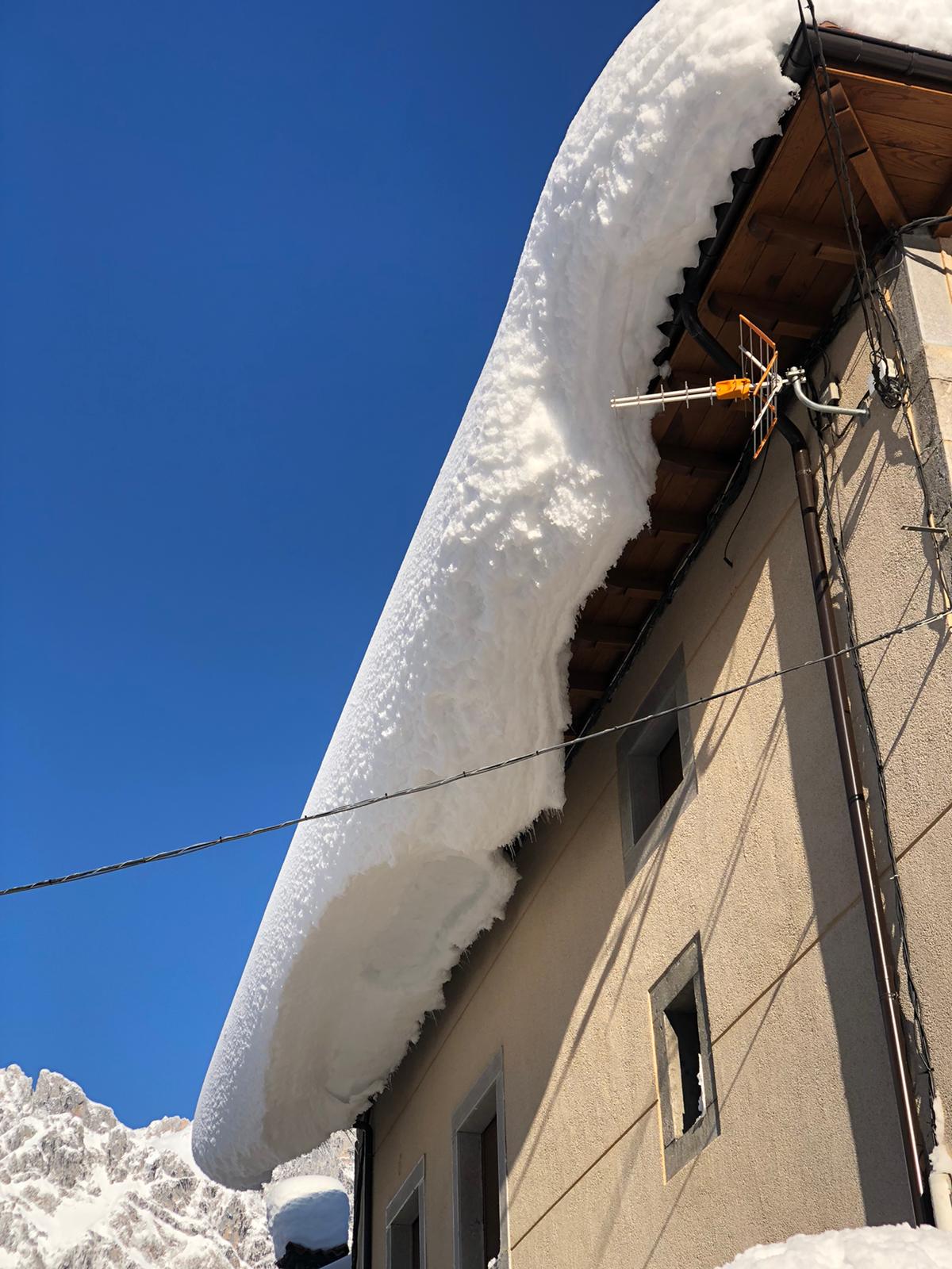 Las localidades leonesas afectadas por el temporal en los últimos días recuperan poco a poco la normalidad y lo hacen en medio de imágenes extraordinarias y un intenso frío que se extenderá durante todo el fin de semana. En la imagen, Posada de Valdeón.