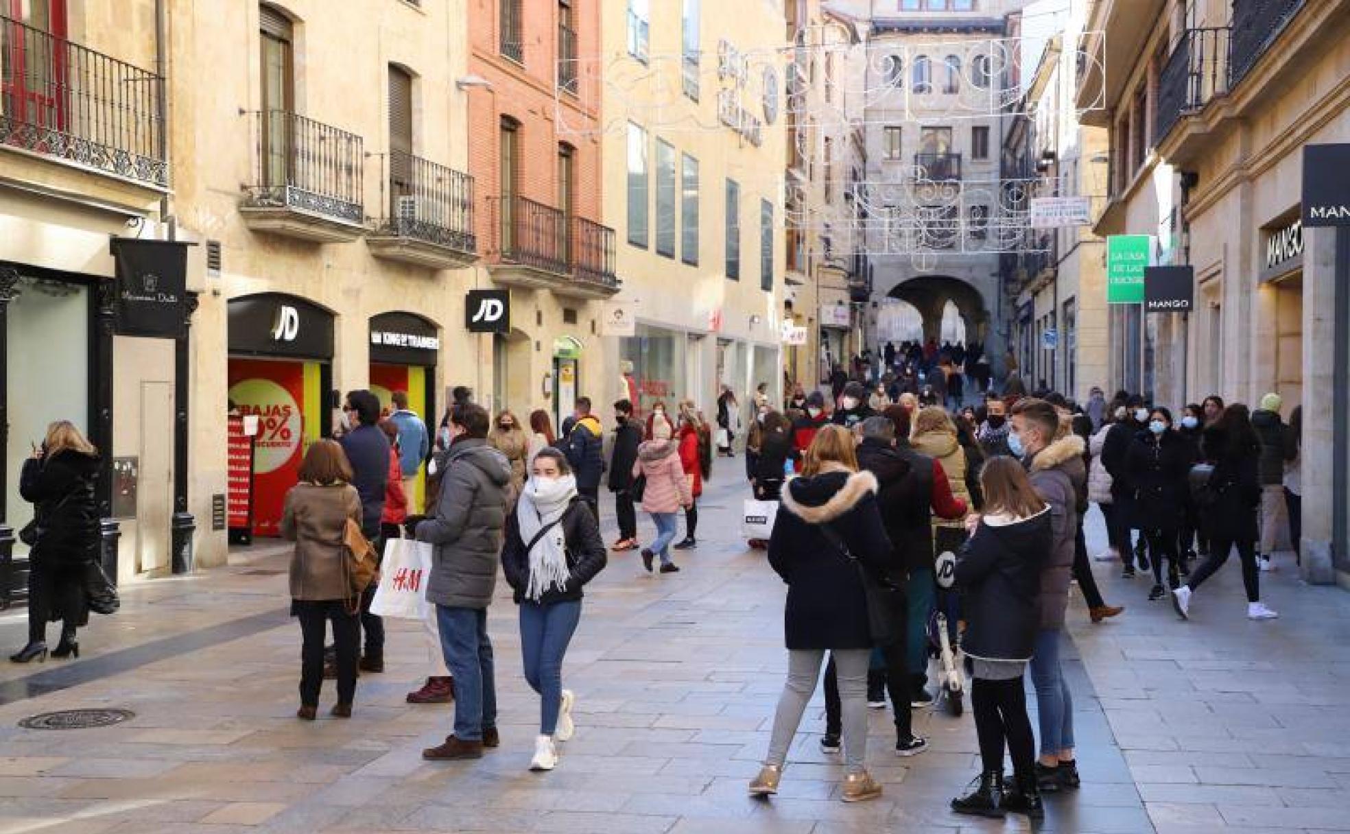 Colas en las puertas de los establecimientos comerciales de la calle Toro.
