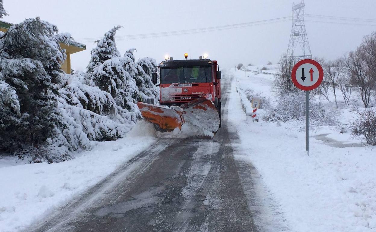 Una quitanieves de la Diputación de Segovia despeja una carretera provincial. 