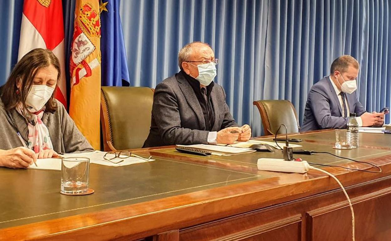 Emilio Álvarez preside la reunión. 