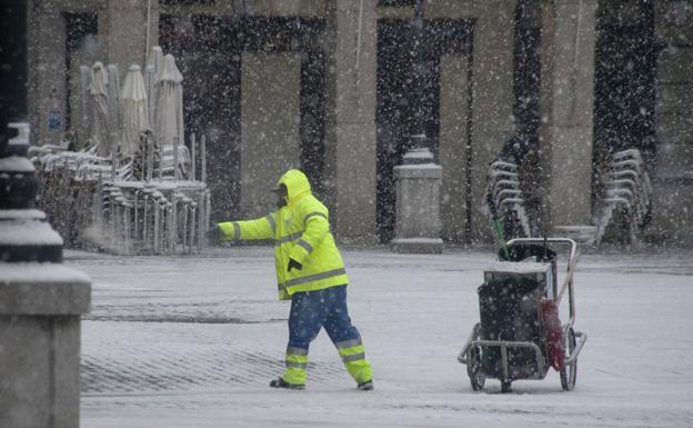 La acumulación de nieve y hielo en aceras, primera preocupación en la capital segoviana