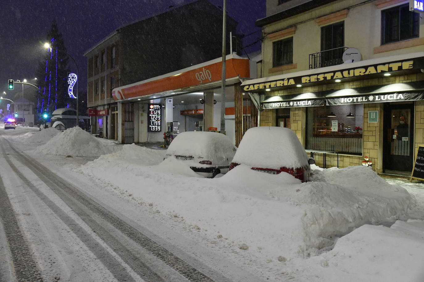 Un vecino de San Rafael, en El Espinar (Segovia), mide el espesor de la capa de nieve caída. 