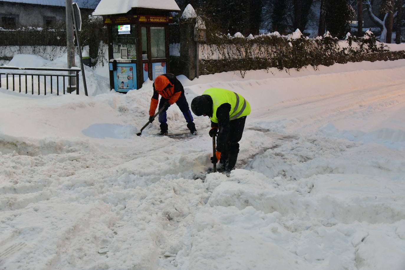 Un vecino de San Rafael, en El Espinar (Segovia), mide el espesor de la capa de nieve caída. 