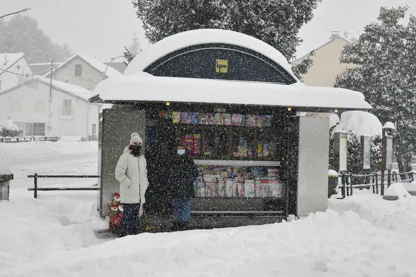 Un vecino de San Rafael, en El Espinar (Segovia), mide el espesor de la capa de nieve caída. 