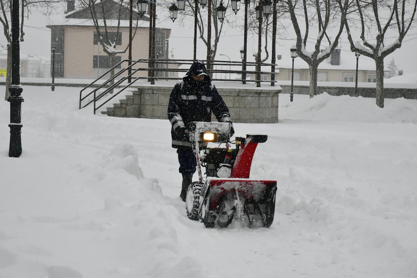 Un vecino de San Rafael, en El Espinar (Segovia), mide el espesor de la capa de nieve caída. 