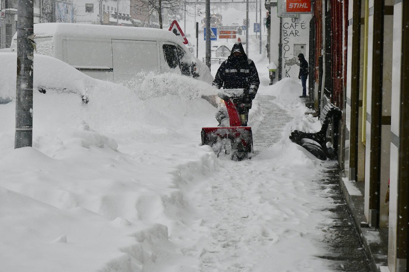 Un vecino de San Rafael, en El Espinar (Segovia), mide el espesor de la capa de nieve caída. 