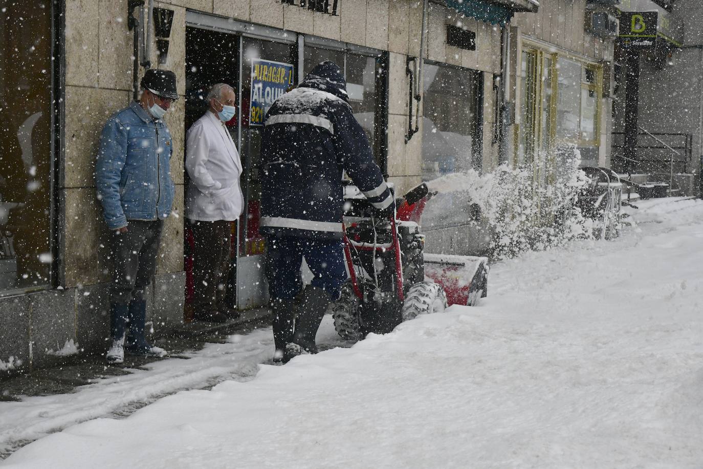 Un vecino de San Rafael, en El Espinar (Segovia), mide el espesor de la capa de nieve caída. 