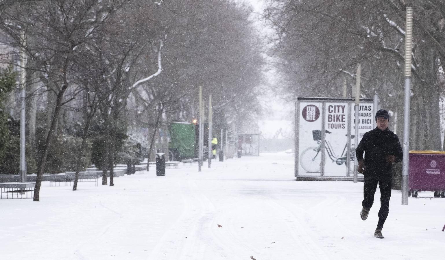 Fotos: Los vallisoletanos disfrutan de un día de nieve en la ciudad