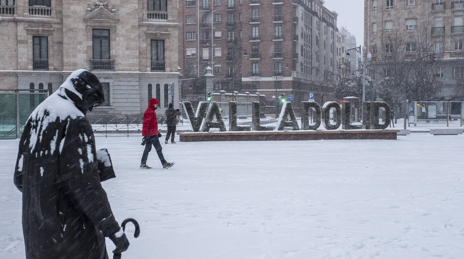 Fotos: Los vallisoletanos disfrutan de un día de nieve en la ciudad