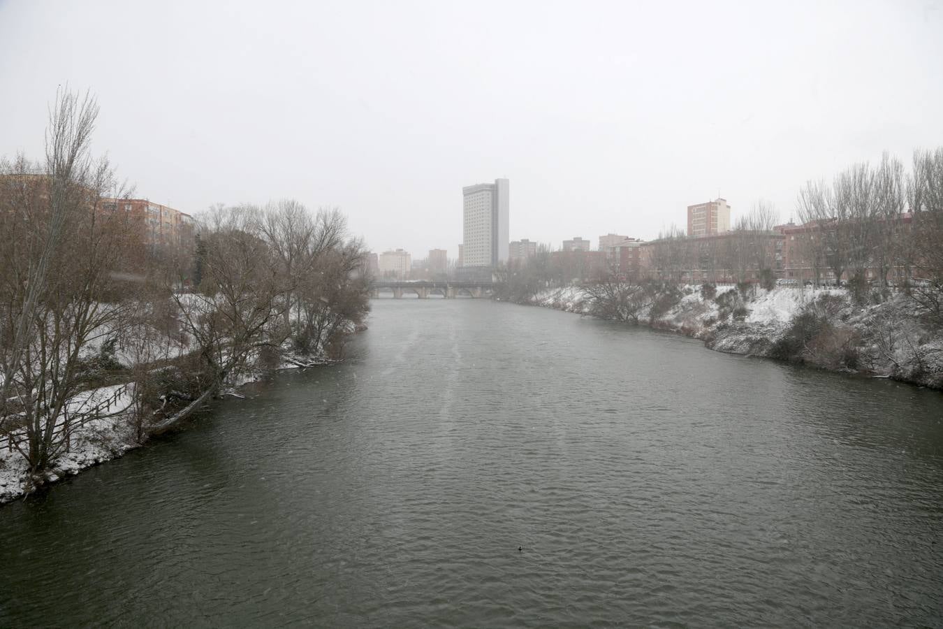 Fotos: Los vallisoletanos disfrutan de un día de nieve en la ciudad