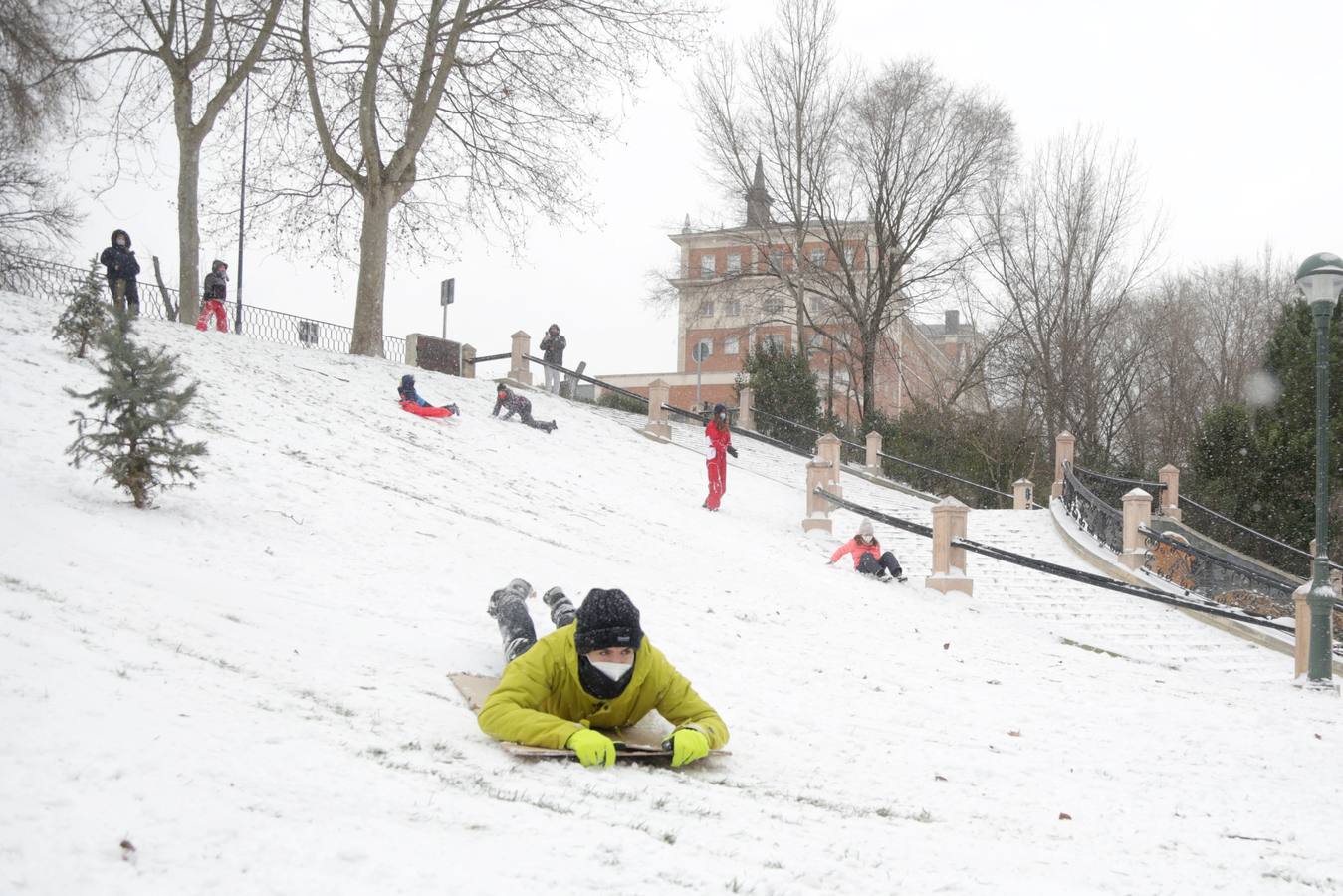 Fotos: Los vallisoletanos disfrutan de un día de nieve en la ciudad