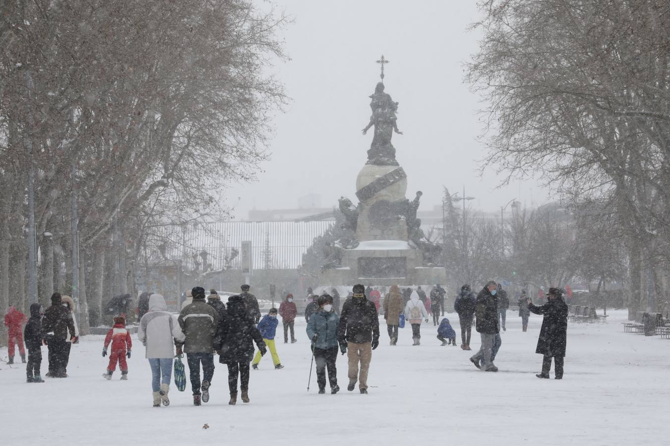 Fotos: Los vallisoletanos disfrutan de un día de nieve en la ciudad