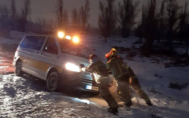 Los Bomberos empujan una ambulancia en la Cañada Real.