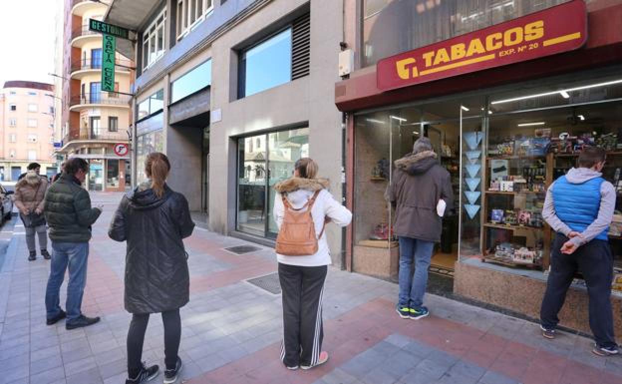 Clientes esperan su turno para entrar en un estanco. 