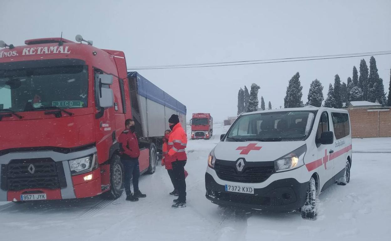 Voluntarios de Peñaranda atienden a un camionero en Peñaranda.