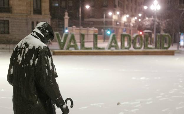 Imagen. La imagen de Miguel Delibes y la plaza de Zorrilla totalmente nevada. 