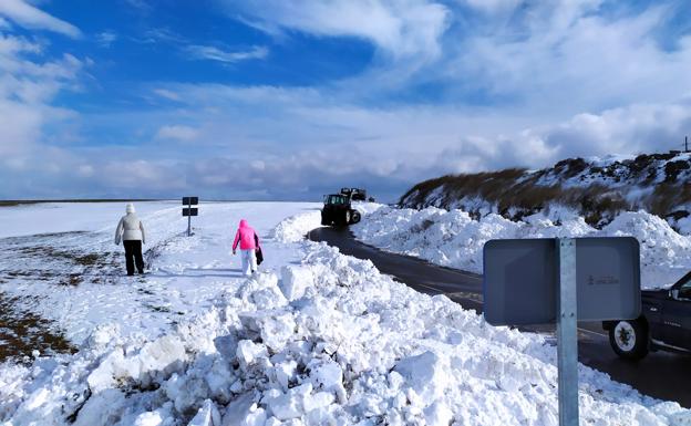 Galería. Los pueblos de la provincia empiezan a limpiar el hielo