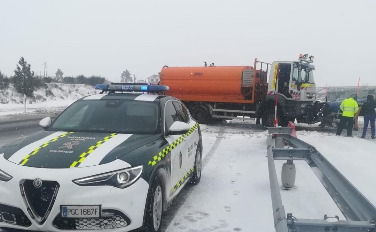 La Guardia Civil vigila el tráfico en la A-66 a la altura de El Cubo de Tierra del Vino. 