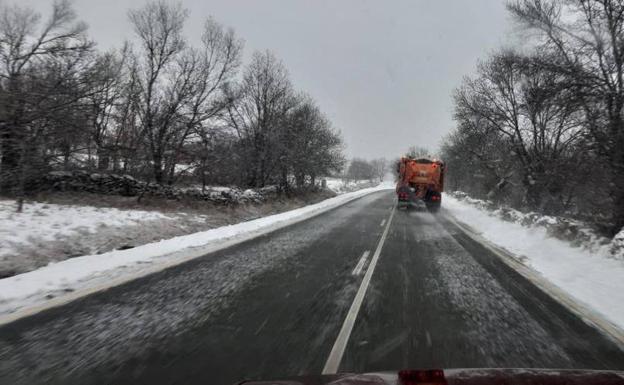 Un camión de la Diputación de Segovia despeja una carretera provincial durante este episodio de nevadas. 