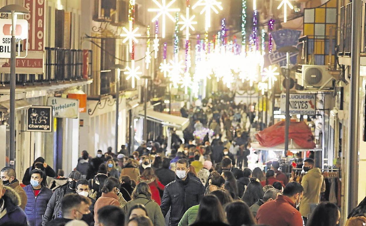 Calle llena en Navidad. 