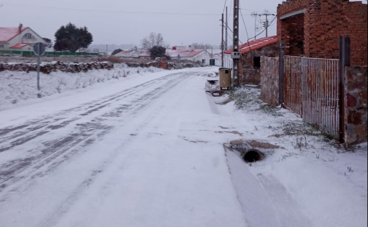 Carretera de acceso a Monterrubio de la Sierra.