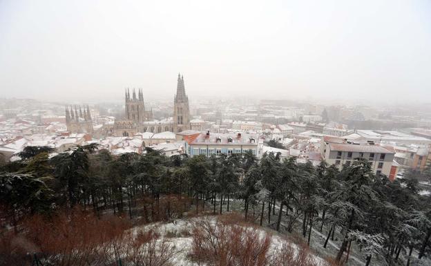 La nieve se asoma a Burgos y empieza a ocasionar problemas en el tráfico