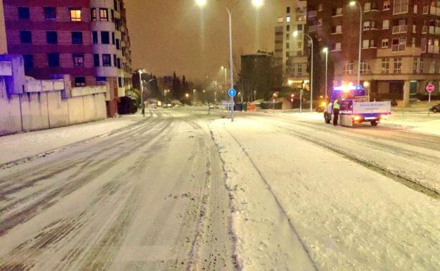 Las placas de hielo complican el tráfico en Valladolid y obligan a cerrar los accesos a Parquesol 