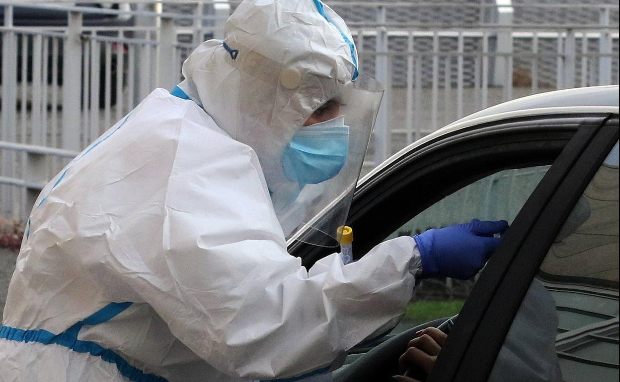 Realización de una PCR en el Hospital General de Segovia durante la pandemia de coronavirus. 