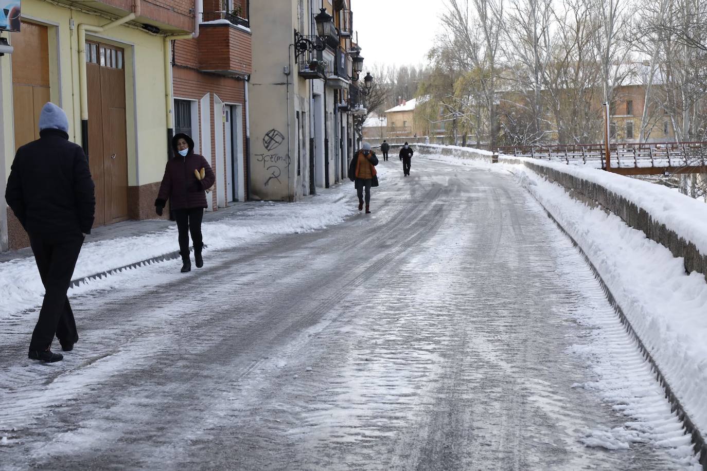 Fotos: Restos de hielo y nieve, protagonistas de la manaña del domingo en Peñafiel
