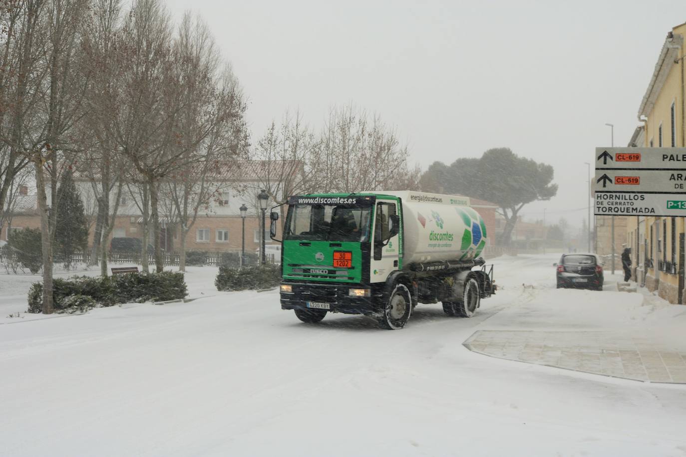 Un camión de distribución de combustible circula el sábado por Baltanás. 