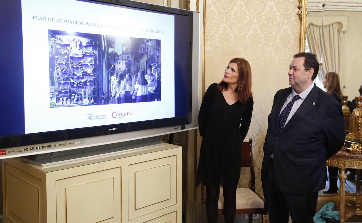 Benajmín Crespo con la concejal de Comercio, en la presentación de uan campaña de promoción del comercio local.