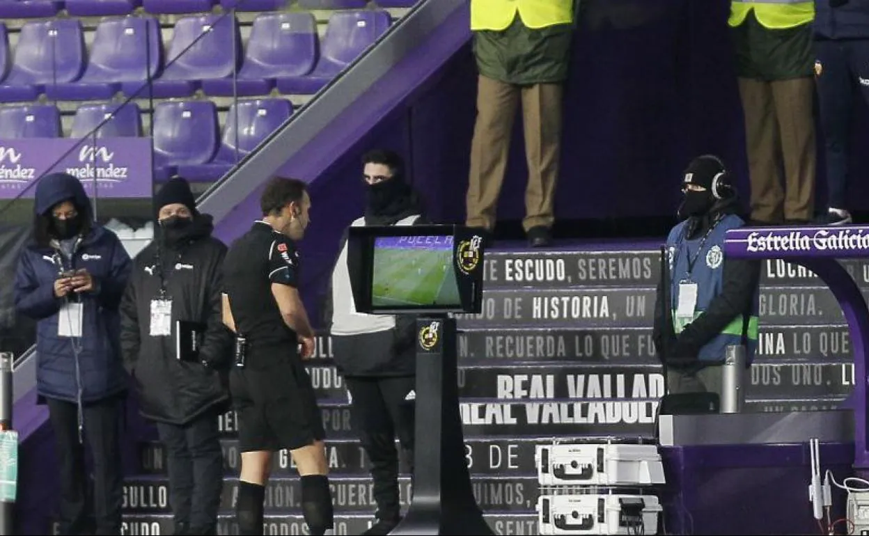Cuadra Fernández revisa en el monitor el que pudo ser el segundo gol levantino. 