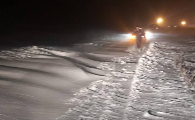 Nieve acumulada en la carretera de acceso a la cárcel de Dueñas. 