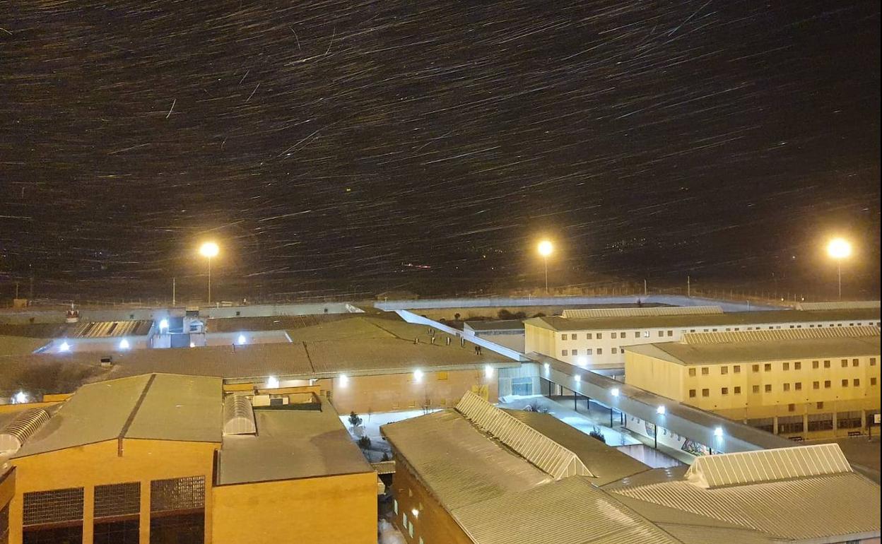 Nieve en la noche de este sábado en el centro penitenciario de Dueñas. 