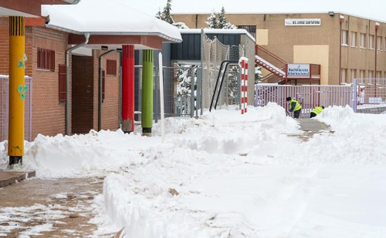 Operarios trabajando en un colegio de Ávila donde se ha suspendido la actividad lectiva este lunes por decisión de la Junta de Castilla y León