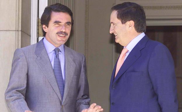 José María Aznar y Juan José Lucas en La Moncloa en 2000, cuando los dos eran presidentes, el primero del Gobierno y el segundo, de la Junta.