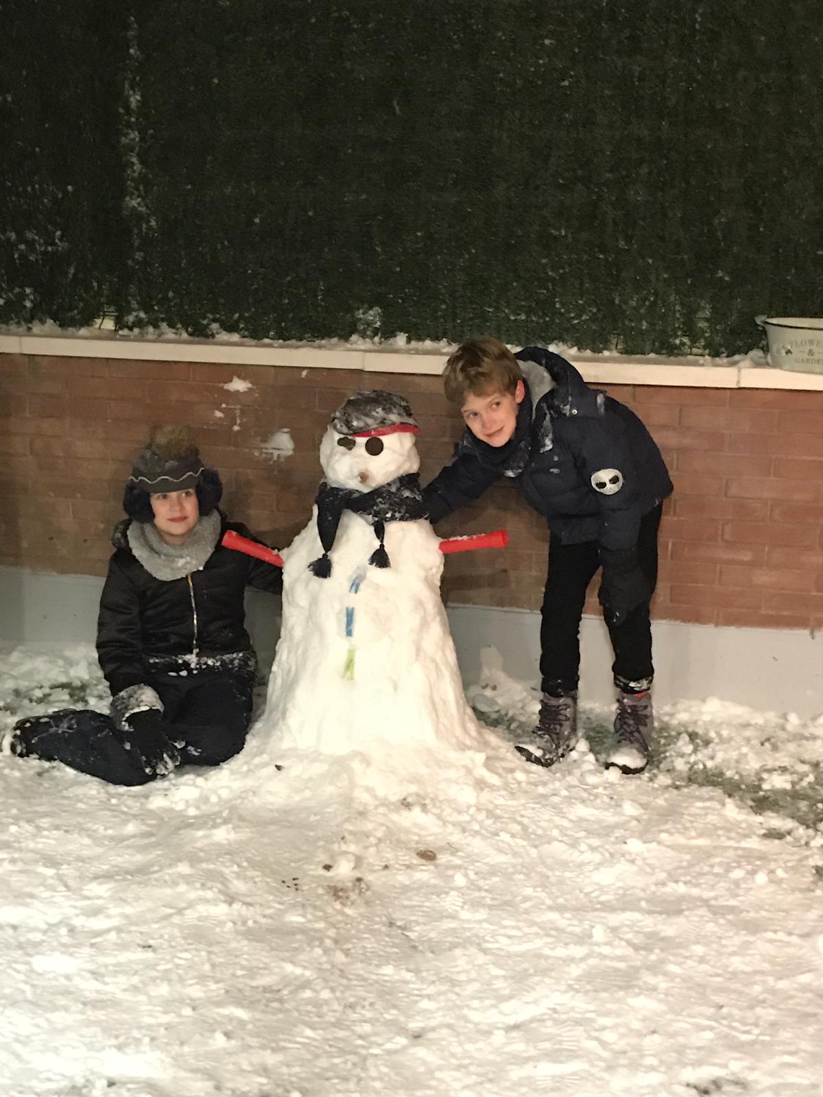 Foto hecha en C/Felipe Ruiz Martín, muñeco de nieve llamado Roscón con María y Rodrigo.
